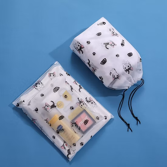 Confezione cosmetica alla moda con sacchetto bianco con chiusura lampo stampato